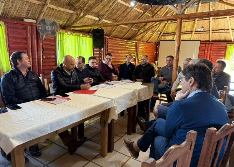 Encuentro provincial de la cadena avícola en Oliveros: “Es una industria que fortalece al interior y genera trabajo genuino”