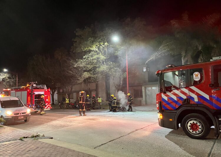 No contaba con los papeles pertinentes de su moto y la incendió para que no se la secuestre personal de tránsito
