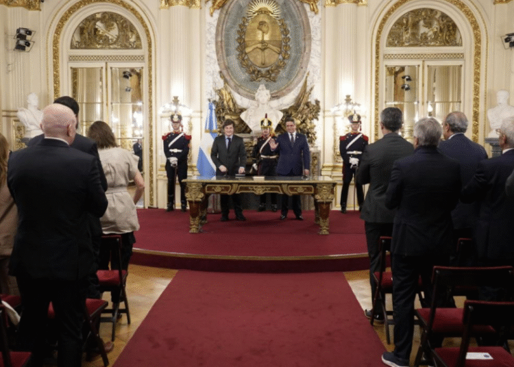 El Presidente le tomó juramento al nuevo ministro del Interior, Lisandro Catalán