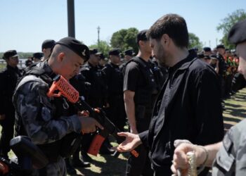 Seguridad: policías de Rosario patrullan con armas lanzadoras Byrna