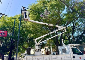 La municipalidad avanza con el plan de iluminación eficiente led: nuevas luminarias en Bv. Centenario