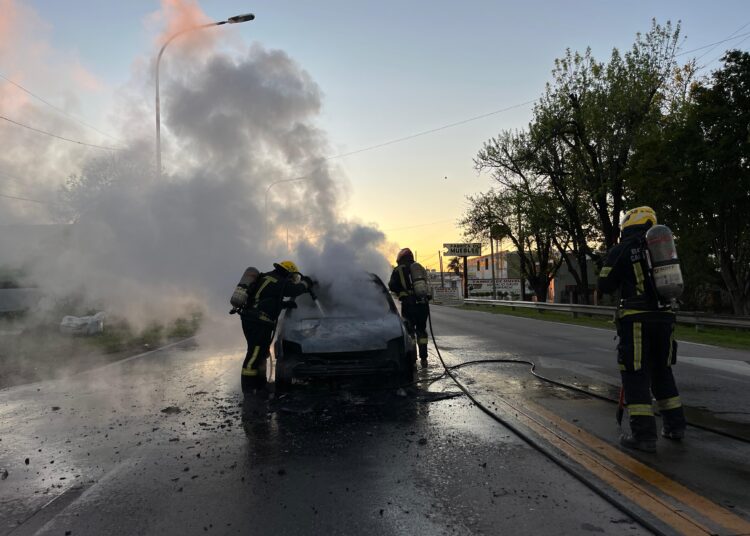 Detalles del incendio de vehículo en Ruta 9 y Mitre de Cañada de Gómez