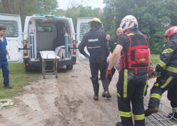 Bomberos de Cañada de Gómez asistieron en zona rural a una mujer mayor que necesitaba ser trasladada de manera urgente para su internación