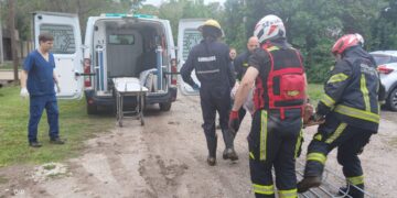 Bomberos de Cañada de Gómez asistieron en zona rural a una mujer mayor que necesitaba ser trasladada de manera urgente para su internación