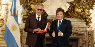 El Presidente Milei condecoró al legendario tenor italiano Andrea Bocelli