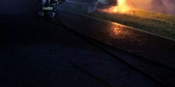 Se incendió un vehículo que funcionaba como remis sobre la Ruta Provincial N° 91