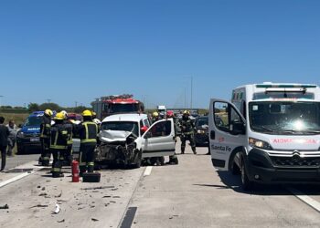 Accidente de tránsito entre un camión y utilitario sobre el kilómetro 355 de la autopista