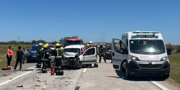 Accidente de tránsito entre un camión y utilitario sobre el kilómetro 355 de la autopista