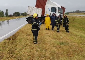 Accidente en la autopista: Un camión con semirremolque perdió el control a la altura del kilómetro 368