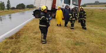 Accidente en la autopista: Un camión con semirremolque perdió el control a la altura del kilómetro 368