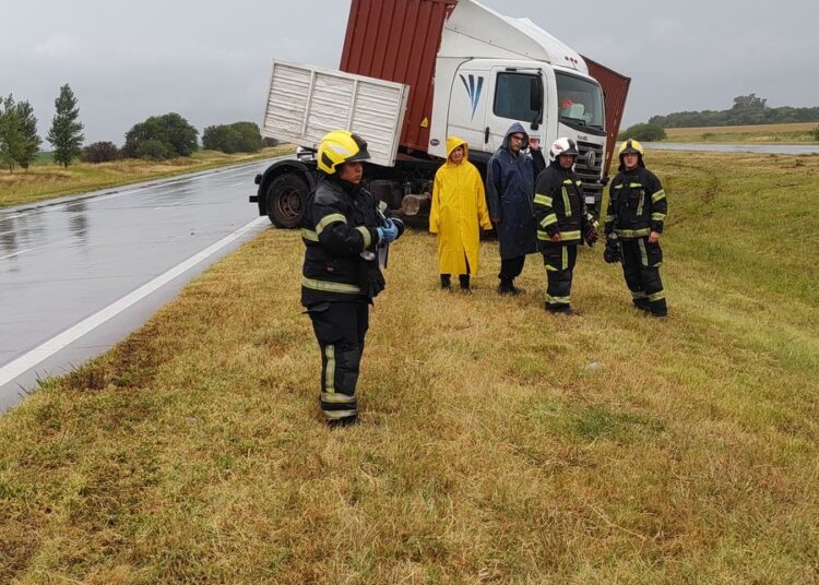 Accidente en la autopista: Un camión con semirremolque perdió el control a la altura del kilómetro 368