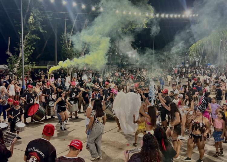 Gran convocatoria en los carnavales organizados por club América de Cañada de Gómez