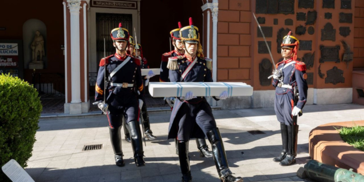 Paso a paso: Así fue el traspaso del Sable Corvo del General San Martín a Granaderos