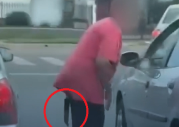 (VIDEO) La Pampa: Una señora mayor se bajó de su vehículo y amenazó a otro conductor con una cuchilla