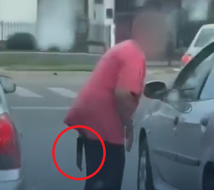 (VIDEO) La Pampa: Una señora mayor se bajó de su vehículo y amenazó a otro conductor con una cuchilla