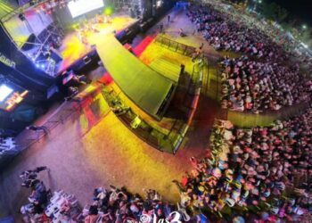 El intendente Chale presentó el proyecto de modernización del escenario del polideportivo