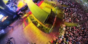 El intendente Chale presentó el proyecto de modernización del escenario del polideportivo