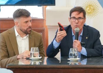 Santa Fe establece pautas para el uso de celulares en las escuelas y limita su utilización durante la jornada escolar