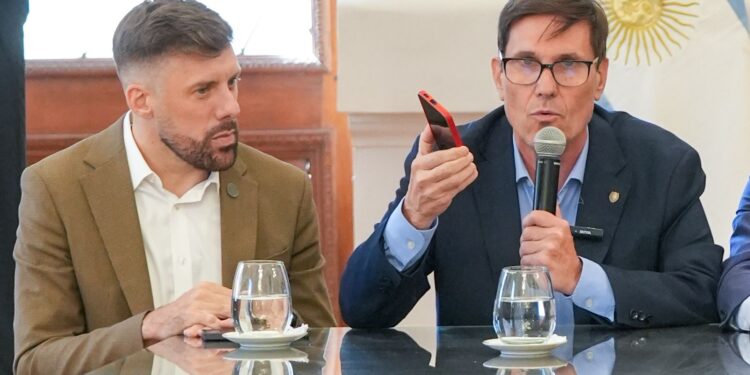 Santa Fe establece pautas para el uso de celulares en las escuelas y limita su utilización durante la jornada escolar