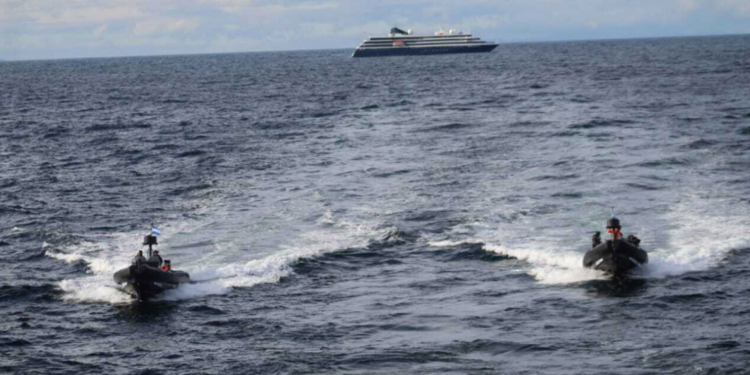 La Armada Argentina evacuó a un pasajero de crucero turístico en el Pasaje de Drake