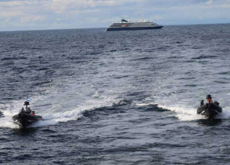 La Armada Argentina evacuó a un pasajero de crucero turístico en el Pasaje de Drake