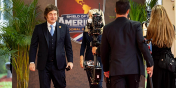 (Video) El Presidente Milei fue recibido por el Presidente Trump en la Cumbre “Shield of the Americas”