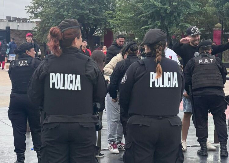 Santa Fe: una mujer detenida con pedido de captura, y otros tres hombres por disturbios, serán excluidos de las canchas