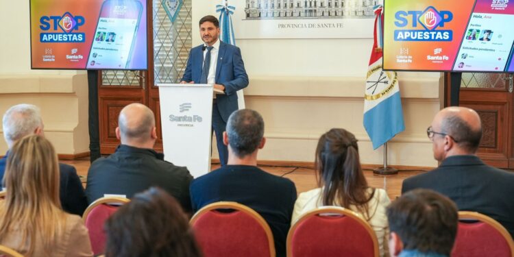 Pullaro presentó una app para que los padres puedan controlar los sitios digitales a los que acceden los menores