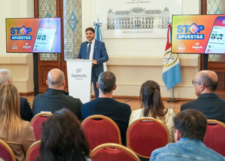 Pullaro presentó una app para que los padres puedan controlar los sitios digitales a los que acceden los menores