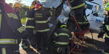 San Lorenzo: Bomberos zapadores rescataron a un hombre atrapado tras un accidente vial