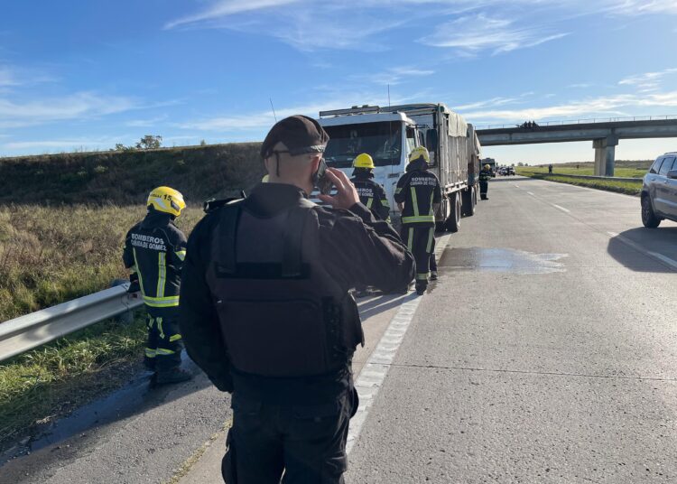 Incendio de un camión a la altura del kilómetro 365 de la autopista