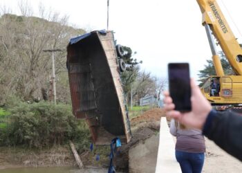Carcarañá: En las etapas de reconstrucción del Puente se logró la extracción del acoplado que había caído al río