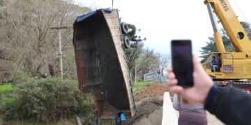 Carcarañá: En las etapas de reconstrucción del Puente se logró la extracción del acoplado que había caído al río