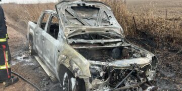 Cañada de Gómez: Hallaron una camioneta  incendiada en un camino rural que conduce hacia la represa en Las Trojas