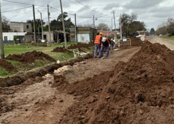 Aguas Santafesinas está trabajando en la renovación de la red colectora en Castelli entre Atlántico y Concepción
