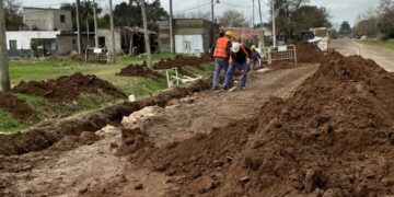 Aguas Santafesinas está trabajando en la renovación de la red colectora en Castelli entre Atlántico y Concepción