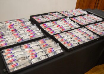 Marcos de lentes secuestrados en una causa por estafa fueron entregados por Provincia a adultos mayores de Rosario