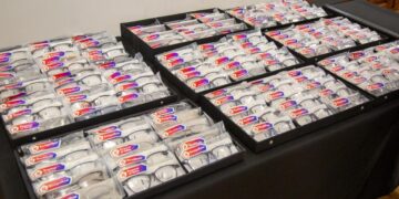 Marcos de lentes secuestrados en una causa por estafa fueron entregados por Provincia a adultos mayores de Rosario