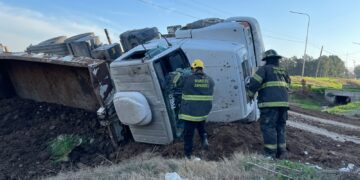 BOMBEROS ZAPADORES RESCATARON A UN CAMIONERO TRAS EL VUELCO DE UN CAMIÓN EN SAN LORENZO