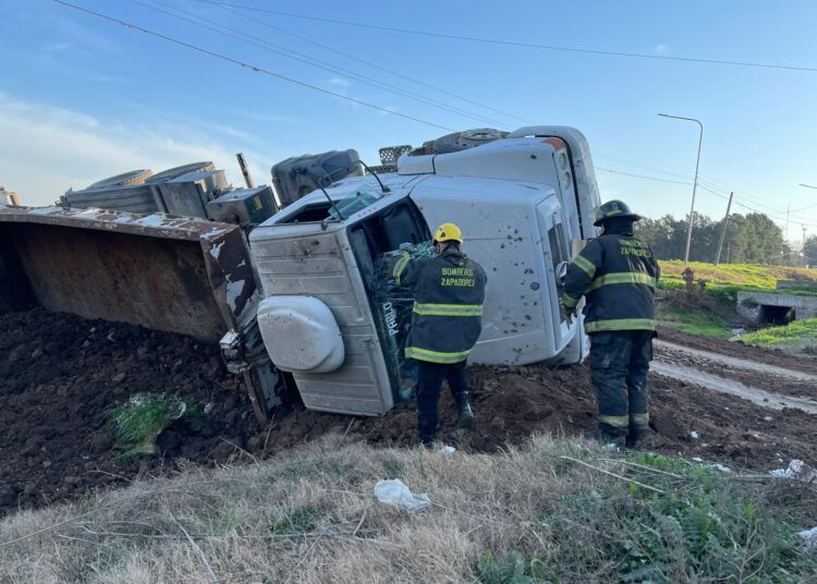 BOMBEROS ZAPADORES RESCATARON A UN CAMIONERO TRAS EL VUELCO DE UN CAMIÓN EN SAN LORENZO