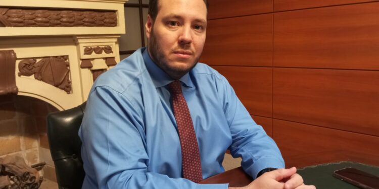 Denuncian al chofer de un administrador agropecuario fallecido, por presunta falsificación del testamento a su favor