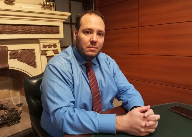 Denuncian al chofer de un administrador agropecuario fallecido, por presunta falsificación del testamento a su favor