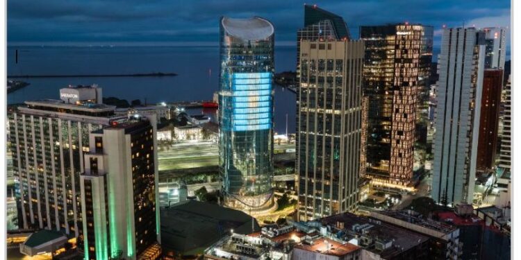 LA TORRE MACRO VUELVE A VESTIRSE CON LA BANDERA MAS GRANDE DEL PAÍS