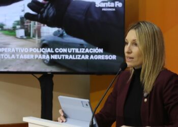 (VIDEO) Con el uso de la pistola Taser la Policía redujo a un hombre que amenazaba a su padre con un arma blanca