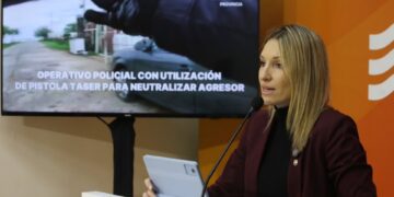 (VIDEO) Con el uso de la pistola Taser la Policía redujo a un hombre que amenazaba a su padre con un arma blanca