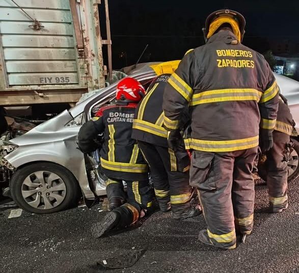 Bomberos Zapadores de diversos cuarteles intervinieron oportunamente en dos siniestros viales y realizaron tareas de rescate y control de riesgos en distintas ciudades de la provincia de Santa Fe