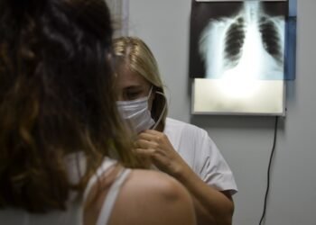 Los hospitales nacionales comenzarán a cobrarles a los extranjeros no residentes en el país