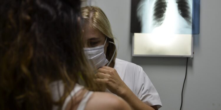 Los hospitales nacionales comenzarán a cobrarles a los extranjeros no residentes en el país