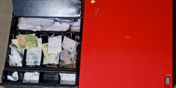 San Justo: Agentes del CRE local atraparon a dos jóvenes y secuestraron una caja registradora presuntamente robada con dinero