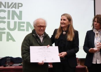 El físico Conrado Varotto fue reconocido como doctor honoris causa en el Instituto Balseiro